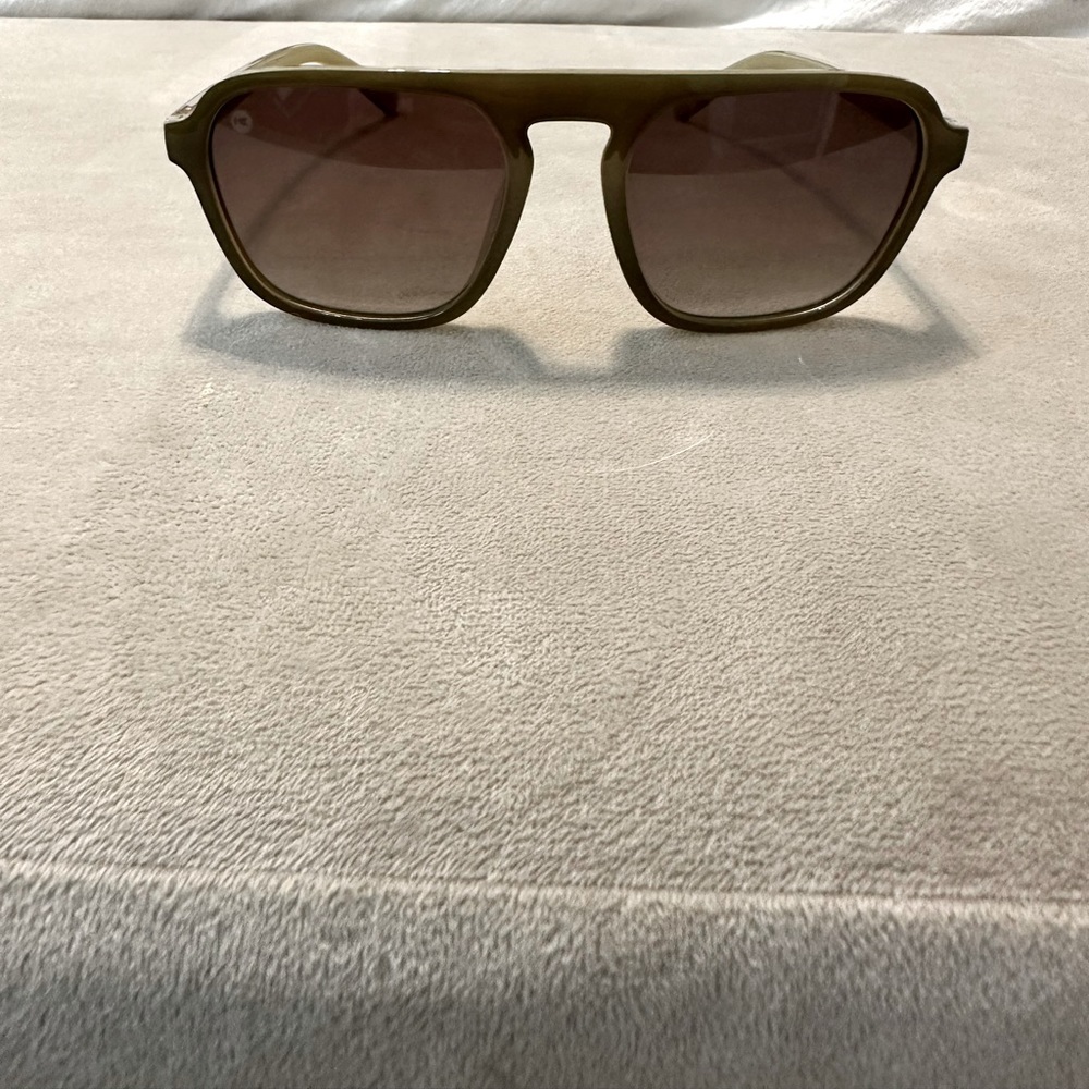Sunglasses/Olive Green in color - Picture 2 of 4